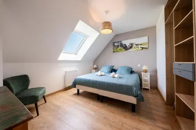 Un ou plusieurs lits dans un hébergement de l'établissement Villa avec piscine privée, sauna, jardin et parking
