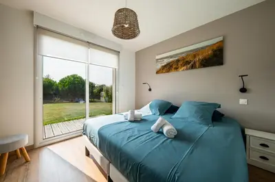Un ou plusieurs lits dans un hébergement de l'établissement Villa avec piscine privée, sauna, jardin et parking