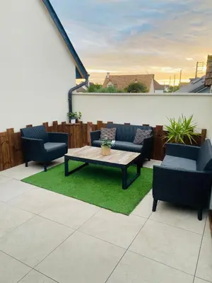 Coin salon dans l'établissement Maison de ville avec terrasse