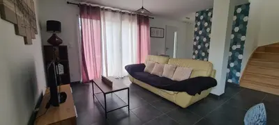 Coin salon dans l'établissement Maison neuve tout équipée
