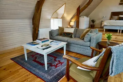 Coin salon dans l'établissement Le Pressoir, cottage de charme & jardin fabuleux à 800m de la mer - by Maison Melchior
