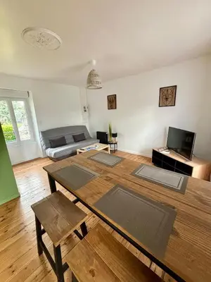 Télévision ou salle de divertissement dans l'établissement Gîte de la petite tour
