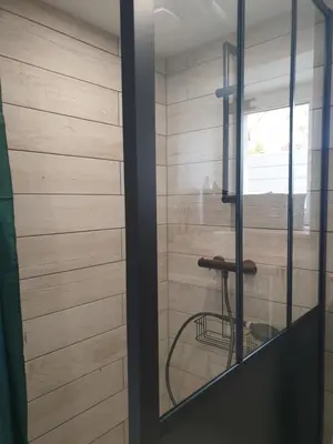 Salle de bains dans l'établissement Gîte proche de Sainte Mère Eglise