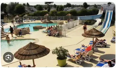 Piscine de l'établissement Mobile-home Camping 4 etoiles bord de mer ou située à proximité
