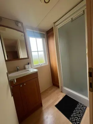 Salle de bains dans l'établissement Mobile-home Camping 4 etoiles bord de mer