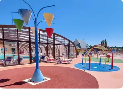 Aire de jeux pour enfants de l'établissement Mobile-home Camping 4 etoiles bord de mer