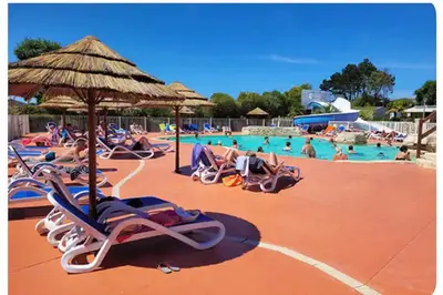 Piscine de l'établissement Mobile-home Camping 4 etoiles bord de mer ou située à proximité