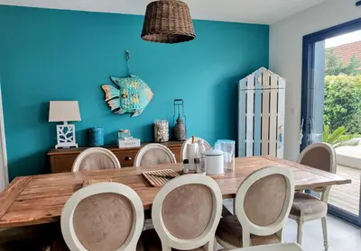 Coin salon dans l'établissement RARE à Cabourg - Maison neuve avec piscine et jardin