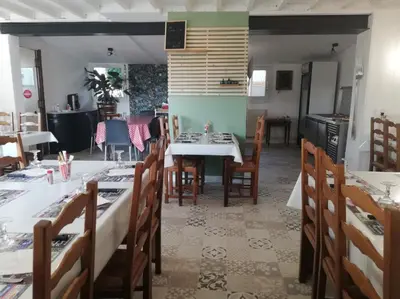 Restaurant ou autre lieu de restauration dans l'établissement La cocotte normande