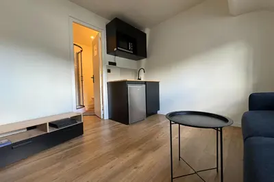Cuisine ou kitchenette dans l'établissement Comfortable 16 m love nest in Caen