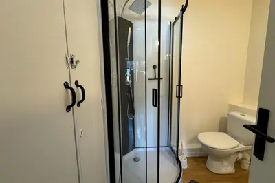 Salle de bains dans l'établissement Comfortable 16 m love nest in Caen