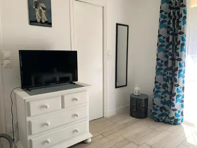 Télévision ou salle de divertissement dans l'établissement La Grande Terrasse, appartement rez-de-jardin