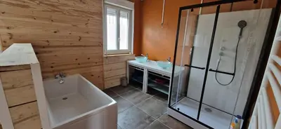 Salle de bains dans l'établissement Le Tillois