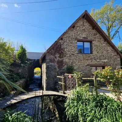 Ancien moulin près d'un ruisseau