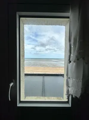 Vue générale sur la mer ou vue sur la mer prise depuis l'appartement