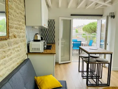 Cuisine ou kitchenette dans l'établissement Joli F2 avec terrasse 150m plage