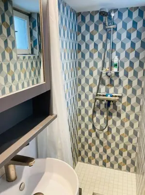 Salle de bains dans l'établissement Joli F2 avec terrasse 150m plage