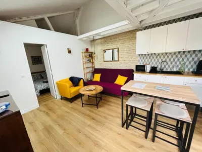 Cuisine ou kitchenette dans l'établissement Joli F2 avec terrasse 150m plage