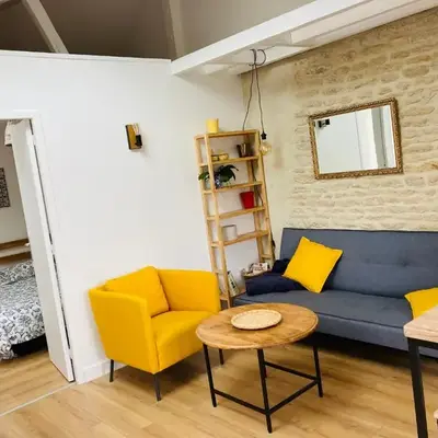 Joli F2 avec terrasse 150m plage