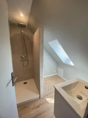 Salle de bains dans l'établissement La perle Bayeusaine