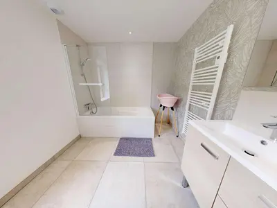 Salle de bains dans l'établissement La Clef Decamp Maison des Bruyères 25pers jacuzzi, billard baby