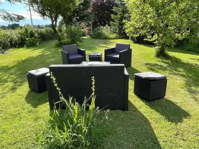 Jardin de l'établissement Normandy Countryside 2-Bedroom Gite with Private Grounds near D-Day Beaches and Mont Saint Michel