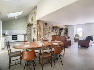 Cuisine ou kitchenette dans l'établissement Gite de groupe Les KerChouers
