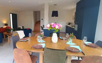 Télévision ou salle de divertissement dans l'établissement Maison neuve proche plage avec parking gratuit et privé à 5 min du musée de la Batterie de Merville