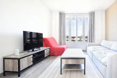 Télévision ou salle de divertissement dans l'établissement En bord de mer - Appt à moins d'un km de la plage