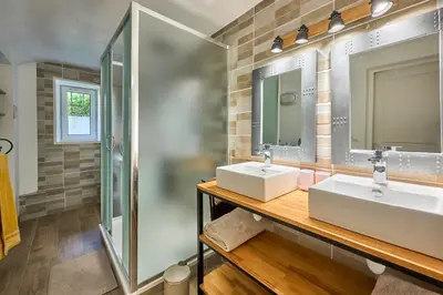 Salle de bains dans l'établissement Augustine Beach - Maison à 700 m de la plage