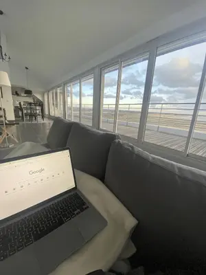 Télévision ou salle de divertissement dans l'établissement Vue incroyable sur la mer, lumineux !