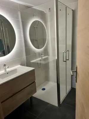 Salle de bains dans l'établissement Aux Portes de la Hougue