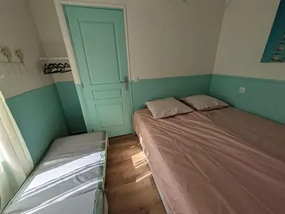 Un ou plusieurs lits dans un hébergement de l'établissement Appartement avec jardin et accès mer
