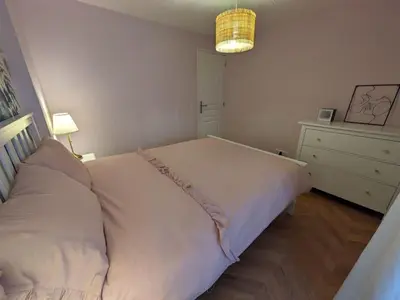 Un ou plusieurs lits dans un hébergement de l'établissement Appartement avec jardin et accès mer