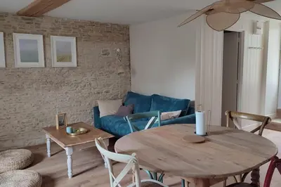 Coin salon dans l'établissement Appartement avec jardin et accès mer