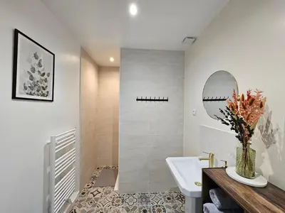 Salle de bains dans l'établissement Gîtes Nos jours heureux - L'escapade, maison de campagne