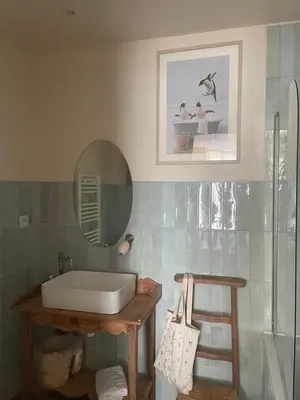 Salle de bains dans l'établissement -Les Petites Planches- Gîte Familial entre Terre & Mer
