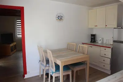 Cuisine ou kitchenette dans l'établissement Maison 2 chambres, de centre ville, avec cour exposition sud, à 300 m du port