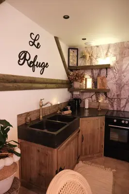 Cuisine ou kitchenette dans l'établissement Le Refuge: Maison détente et spa