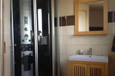 Salle de bains dans l'établissement La Miltière, maison avec piscine, spa et sauna