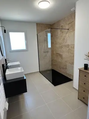 Salle de bains dans l'établissement Gîte des couleurs
