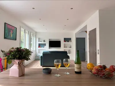 Télévision ou salle de divertissement dans l'établissement Duplex Parapluies de Cherbourg Netflix Parking