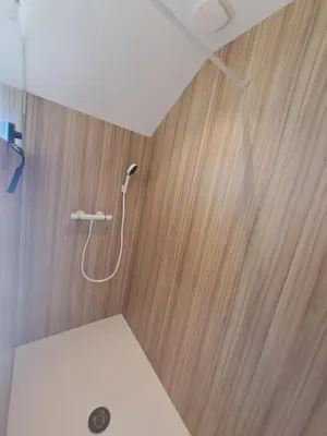 Salle de bains dans l'établissement Les Goelettes à 250 m de la plage
