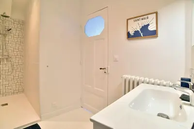 Salle de bains dans l'établissement La Perlezen - Appt pour 4 à 100m de la plage