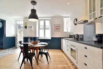 Cuisine ou kitchenette dans l'établissement La Perlezen - Appt pour 4 à 100m de la plage