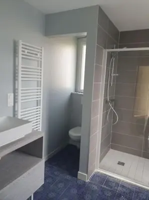 Salle de bains dans l'établissement Maison centre historique