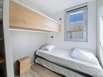 Un ou plusieurs lits dans un hébergement de l'établissement Mobil-home Confort 4 pers, plage à 200m, piscine chauffée, terrasse Sud, parking, wifi inclus - FR-1-361A-81