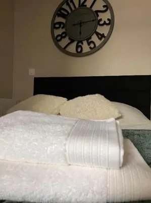 Un ou plusieurs lits dans un hébergement de l'établissement Appartement cosy tout équipé et parking couvert privé aux portes de Flers