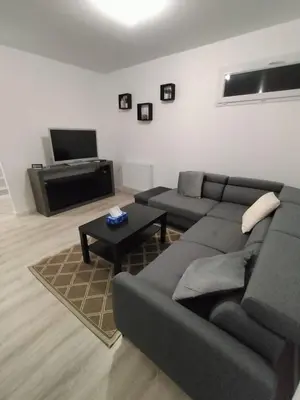 Télévision ou salle de divertissement dans l'établissement Le Normandy
