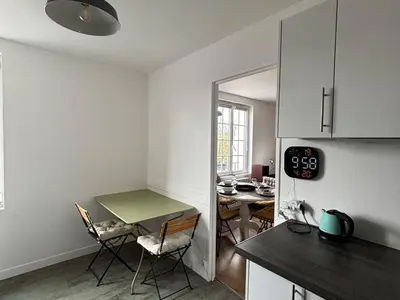 Cuisine ou kitchenette dans l'établissement Appartement lumineux avec 2 chambres au cœur de Merville-Franceville - FR-1-465-111
